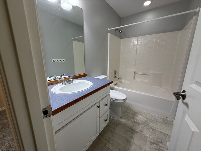 Building Photo - DuPont 3 bedroom+ den,  1712 SF home, adja...