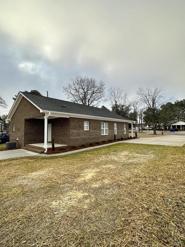 Building Photo - 708 W Parrish Dr