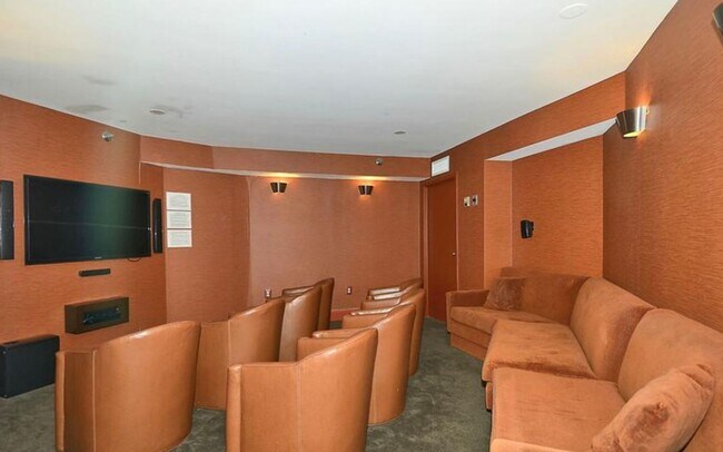 Building Photo - Spacious 2BD/1BA Condo with Glorious Views!