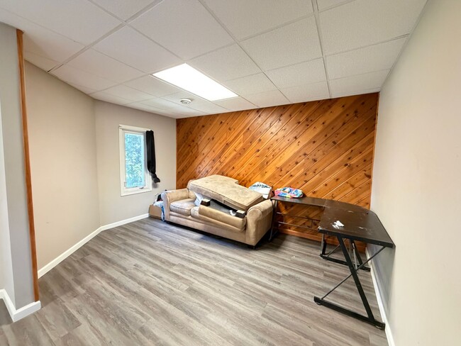Building Photo - 2 Bedroom Home - Open August 1st!
