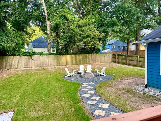 Building Photo - Welcome to this stunning 3-bedroom, 2-bath...