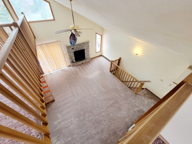 Building Photo - Amazing 4 bedroom with 2 kitchens and Livi...