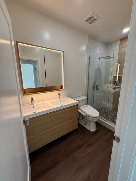 BATH 1 - 6460 Mary Ellen Ave