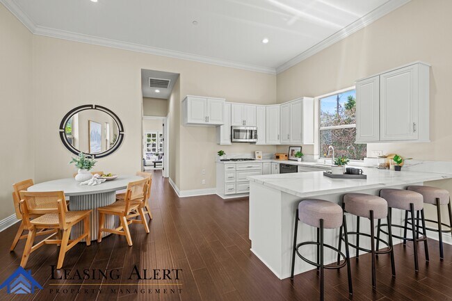 Building Photo - 5011 Hayvenhurst Ave