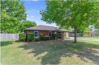 Building Photo - Charming Home located in a great neighborhood!