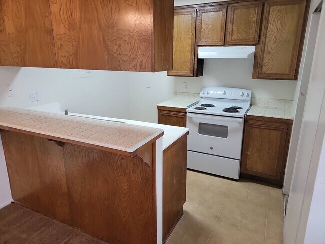 Building Photo - Single Story Manor Condominium Home