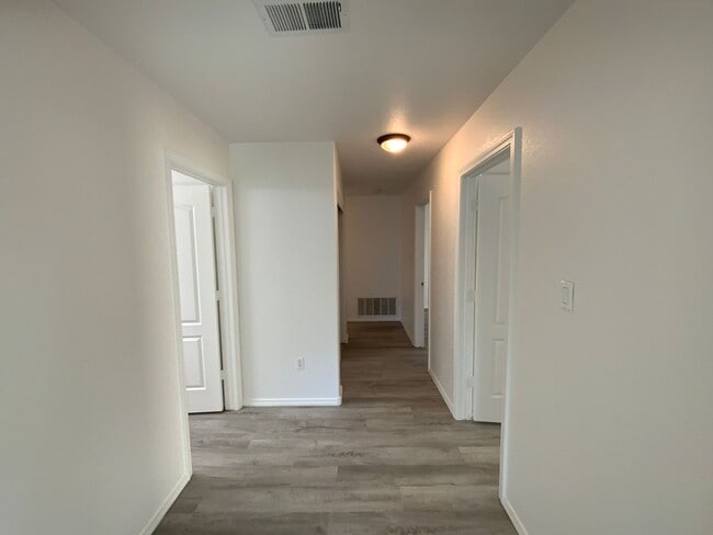 Building Photo - 4 Bedroom Single Story Home Available in C...