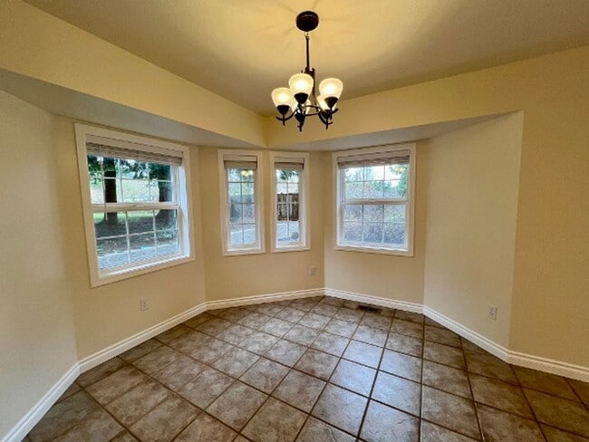 Building Photo - Renovated 3BD w/ Large Shop