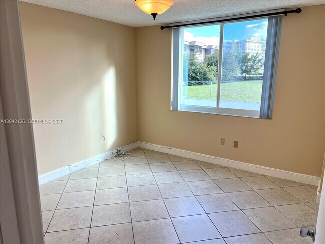 Building Photo - 919 Hillcrest Dr