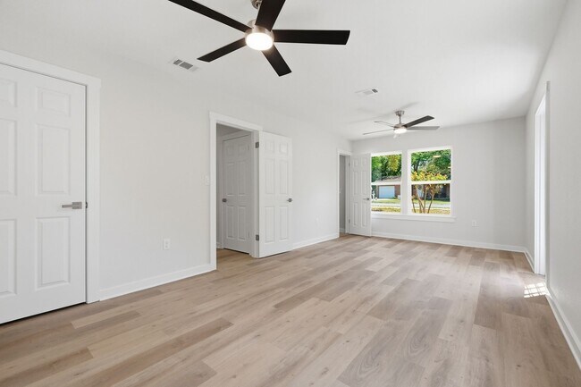 Building Photo - All Brick Home & Large Yard in Niceville!