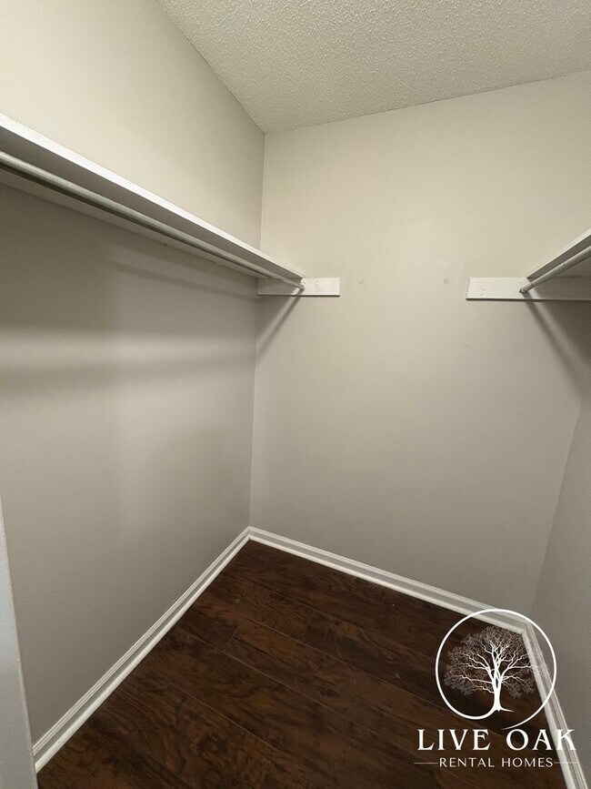 Building Photo - MOVE-IN SPECIAL: $500 OFF 1st MONTH'S RENT!**