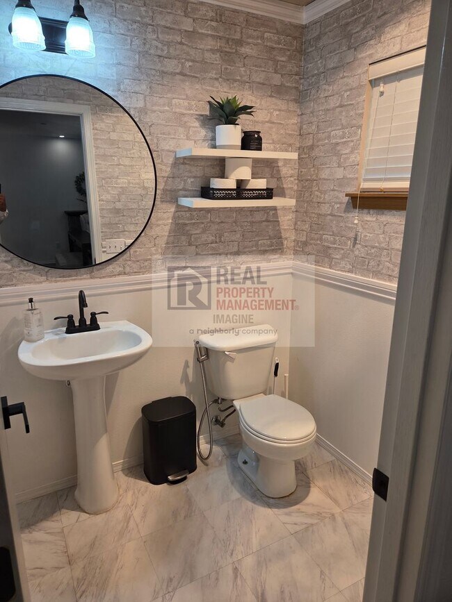 Building Photo - Check Out This Adorable 2.0 bedroom, 2.5 b...