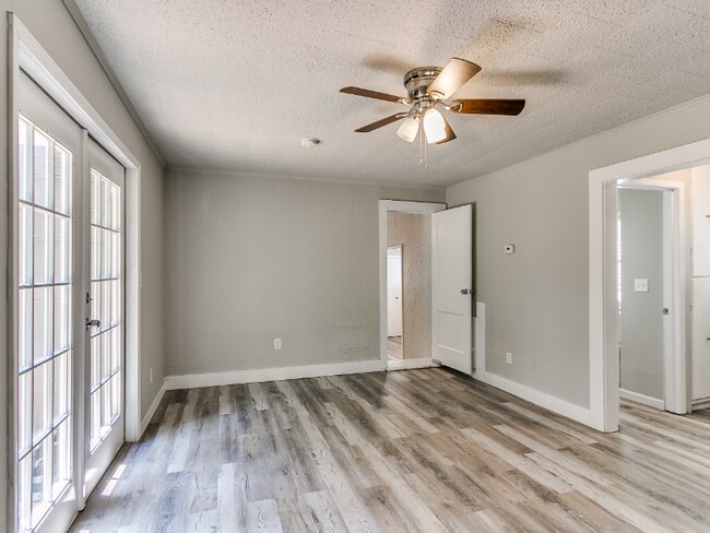 Building Photo - 4410 N Blackwelder Ave