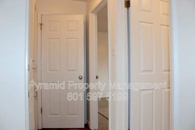 Building Photo - 985 S 600 W