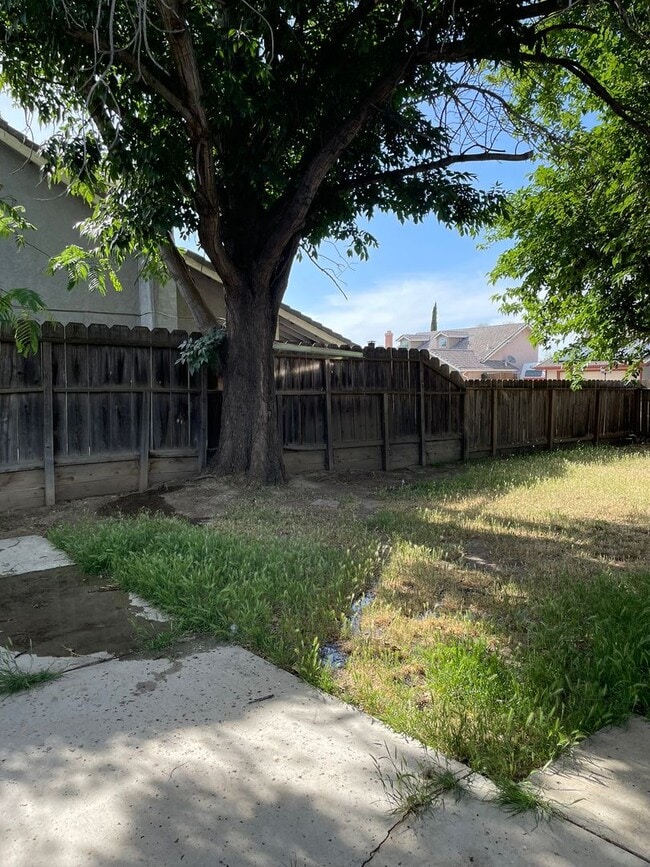 Building Photo - Charming 4-Bedroom, 2-Bathroom Home – Your Perfect Summer Move-In!