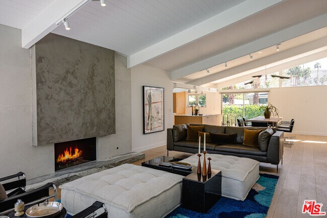 Building Photo - 922 E Anza Dr