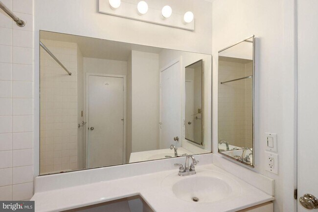 Building Photo - Georgetown. Upper *** Large, Stylish, Top ...