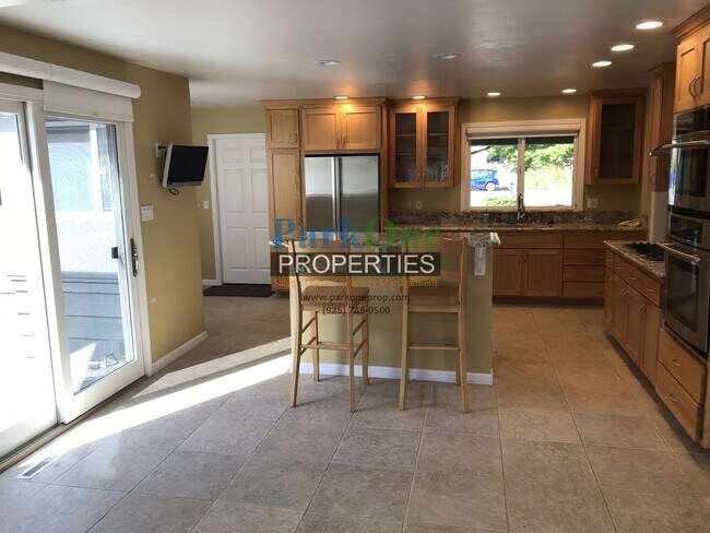 Building Photo - Gorgeous Cul De Sac home in Orinda