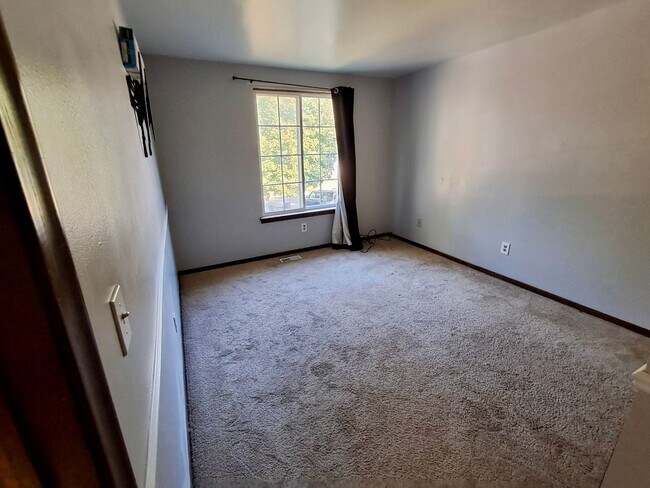 Building Photo - 4-Bedroom Colonial in Grand Blanc – Spacious & Move-In Ready!