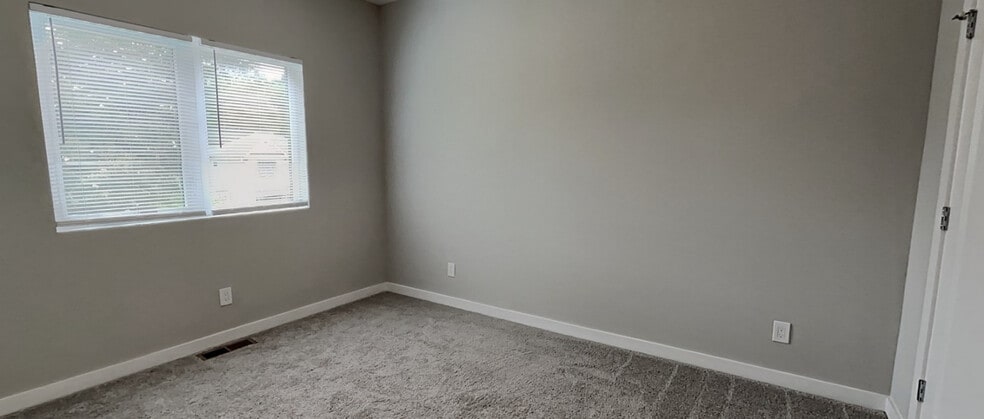 Building Photo - Room in Townhome on Gregg St