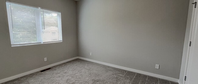 Building Photo - Room in Townhome on Gregg St