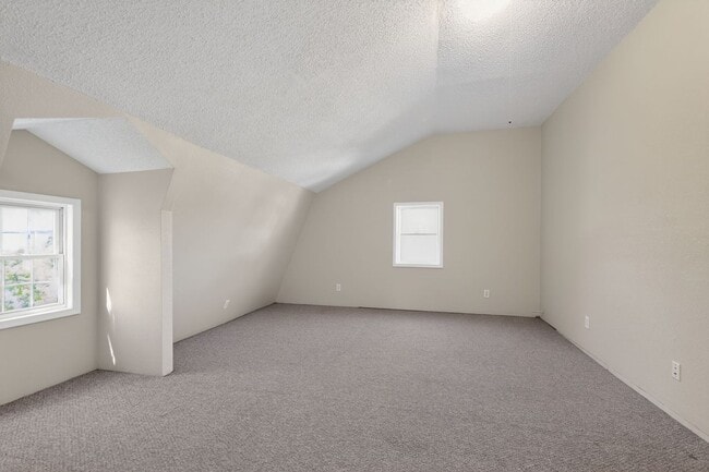 Building Photo - Charming 3BR Duplex in Dunmore