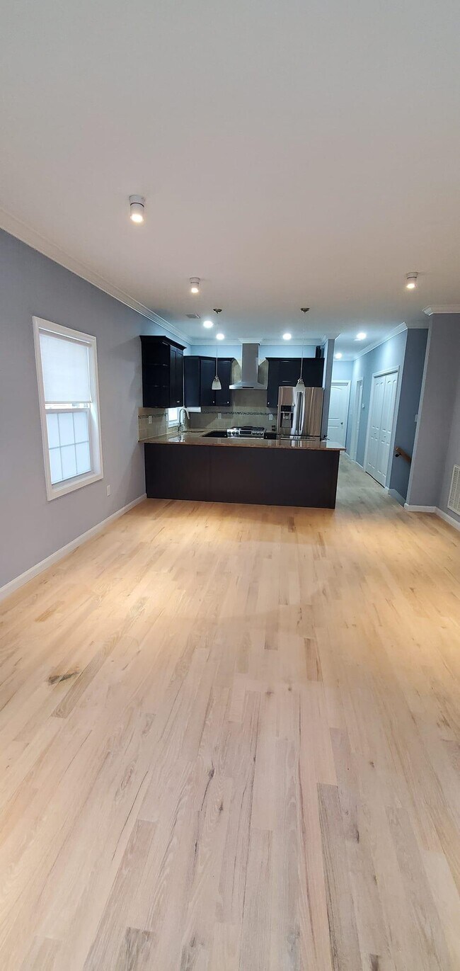 Building Photo - 220 WILLIAM St