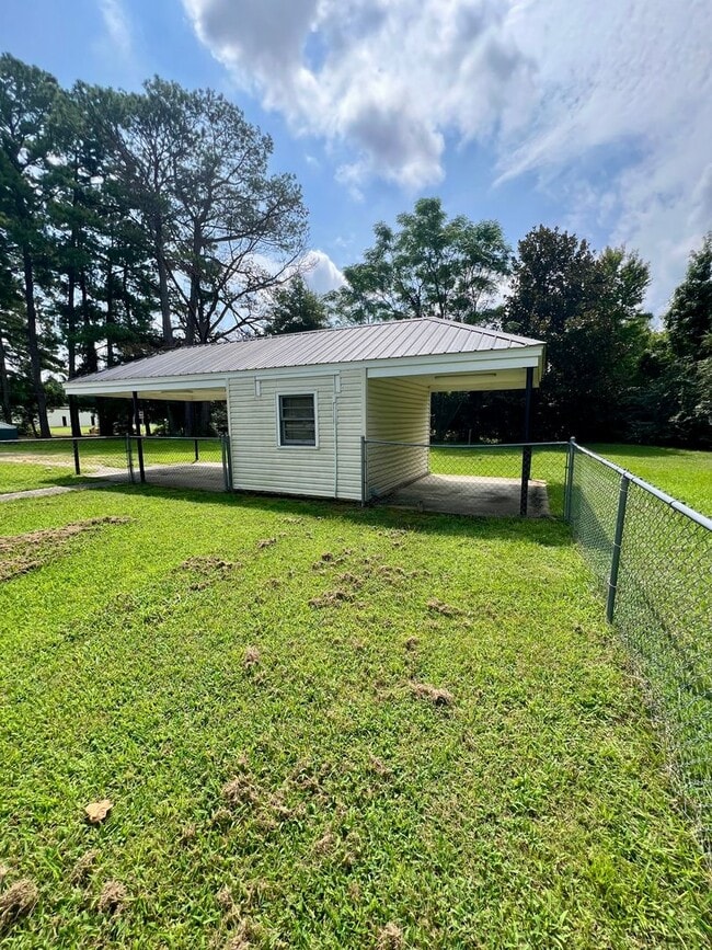 Building Photo - ADORABLE Renovated 3 BR | 1 BA Home in Gol...