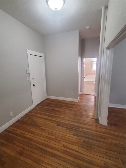 Building Photo - 10 Abbotsford St