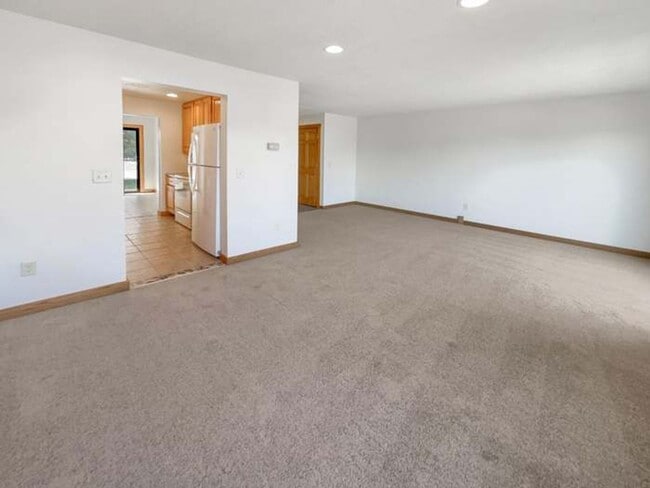 Building Photo - 3 Bed Shoreview Townhome