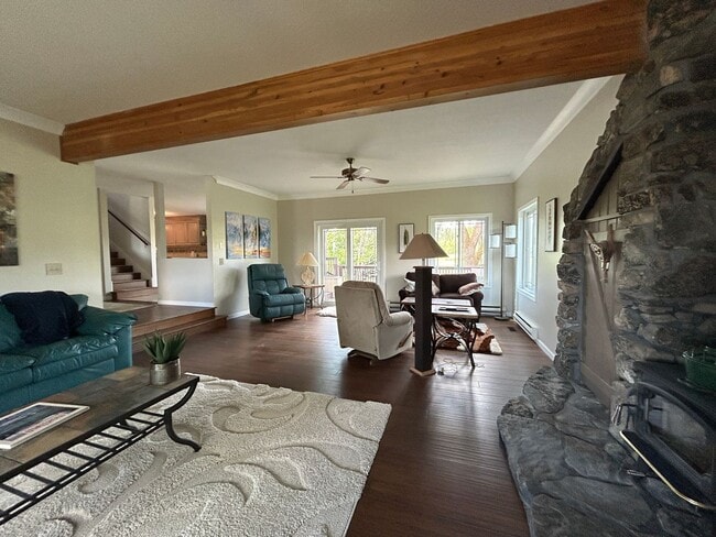 Building Photo - Breathe Taking Views with this 4 bed 3.5 bath home!