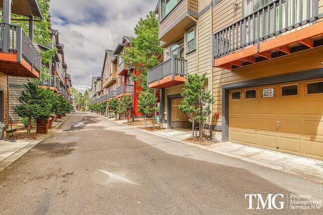Building Photo - Gorgeous 4-bedroom Townhome with garage and washer / dryer in unit.