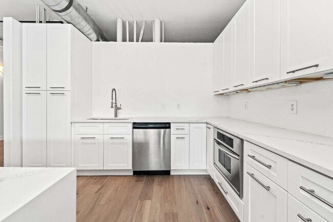 Building Photo - $2,350.00 - 1 Bed 1 Bath Condo with Centra...