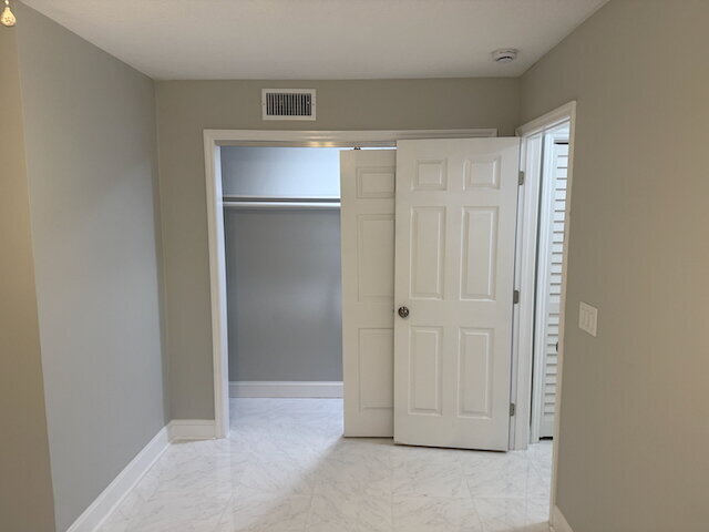 Building Photo - Remodeled Pool Home Located in the Very De...