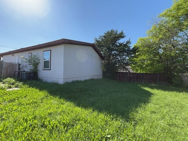 Building Photo - 2511 Kavasar Dr