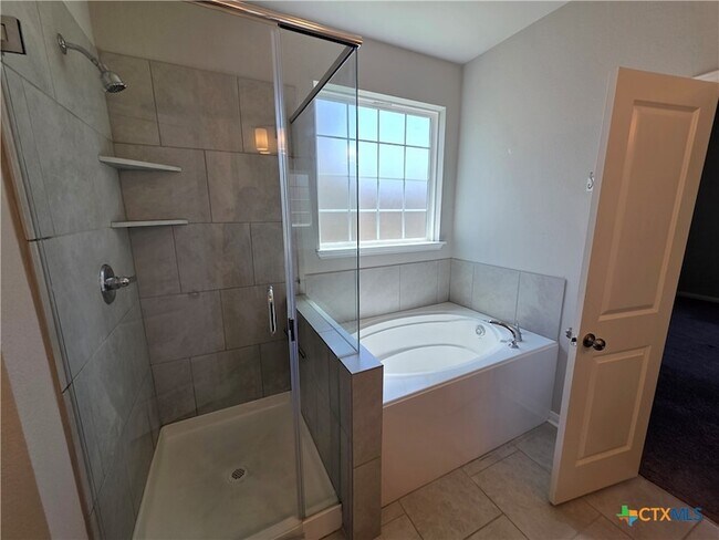 Building Photo - 10001 Kensley Rose Dr