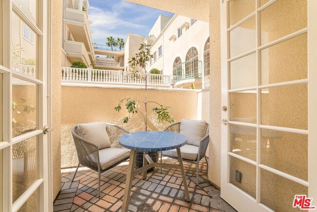 Building Photo - 930 N Doheny Dr