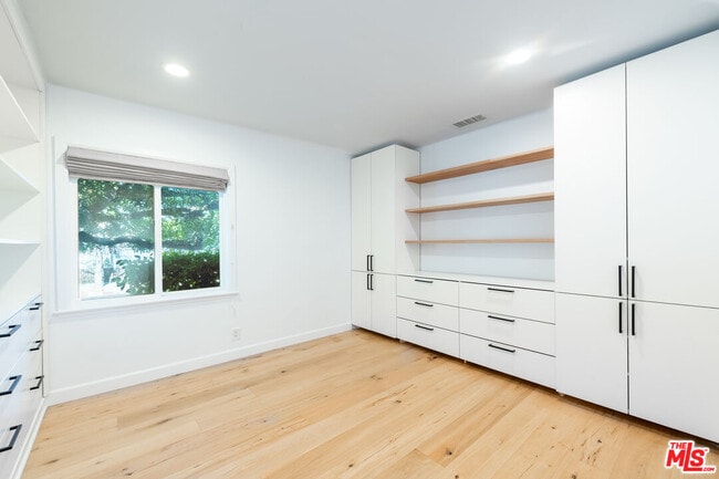 Building Photo - 5970 Balcom Ave