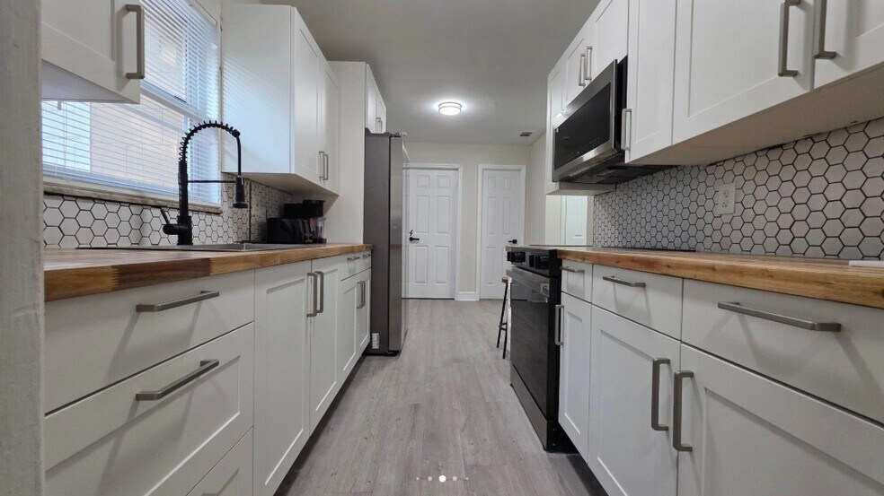 Building Photo - 1343 Poppy Ave