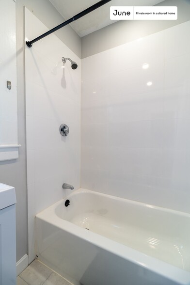 Building Photo - Private bedroom in 3 bed/1 bath Home