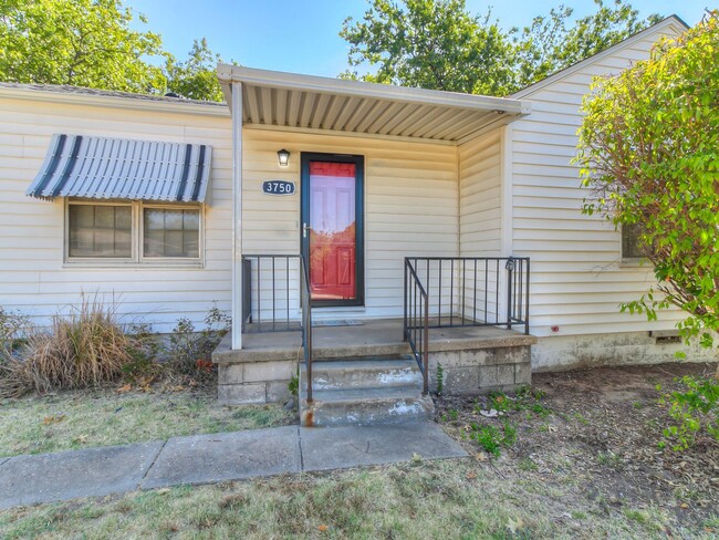 Building Photo - Completely Remodeled 2 bed 1 bath