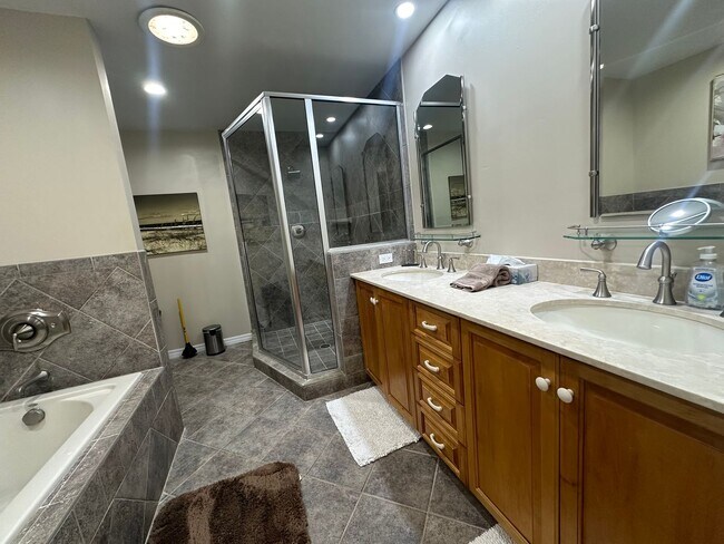 Building Photo - ** 3/2.5 Private Oasis Furnished or Unfurn...