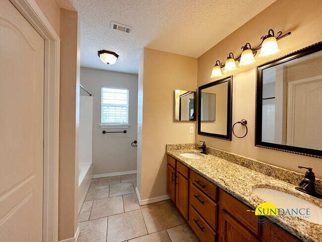Building Photo - Adorable 3 Bedroom Home located  in Fort Walton Beach Home!