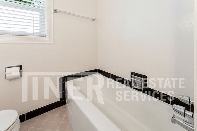 Building Photo - 541 Sandburg Dr