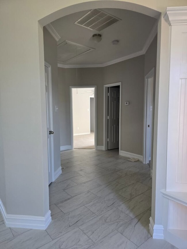 Building Photo - 613 Countryside Dr