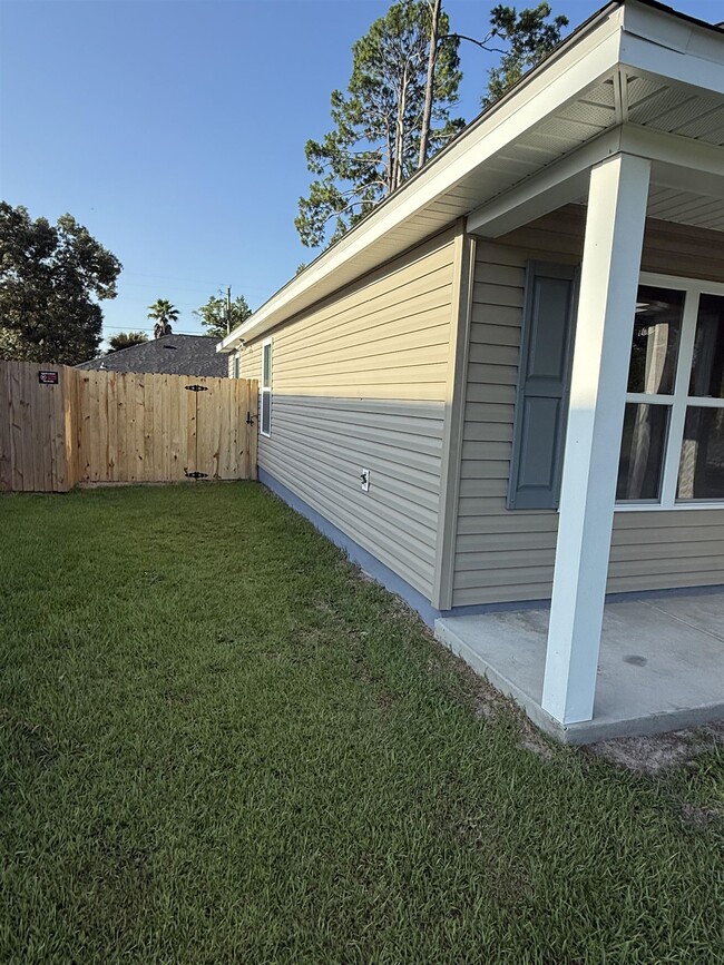 Building Photo - 37 Cochise St