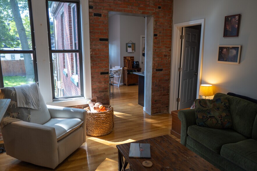Building Photo - 18 Perrin St