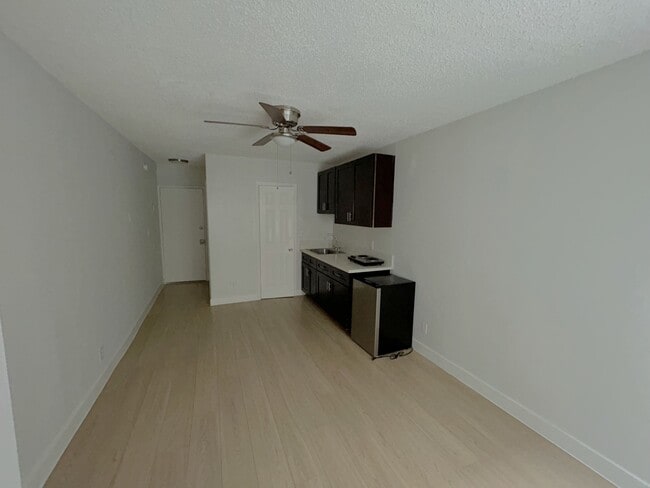 Building Photo - 535 S Catalina St