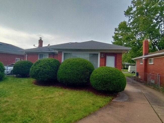 Building Photo - Beautiful, sprawling, brick ranch - $1700/mo