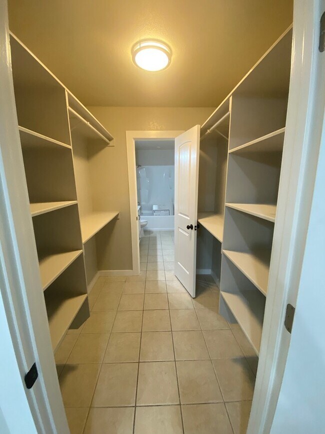 Building Photo - 518 Peterson Dr